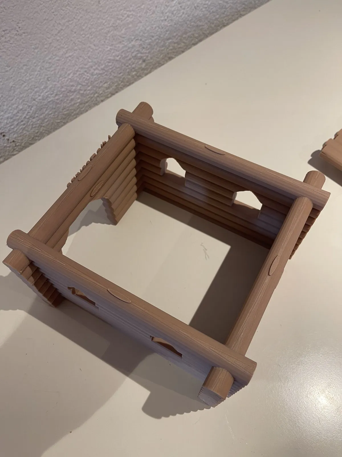 Gedrucktes Haus von unten, Wände und Boden ineinandergesteckt