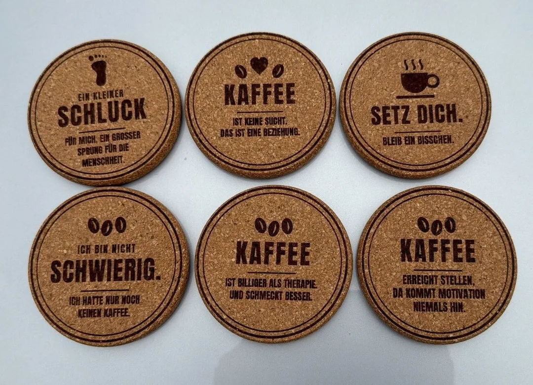 Sechs gravierte Untersetzer aus Kork mit Motiven und Sprüchen