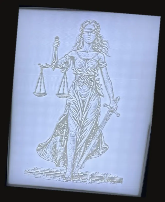 Gerahmte Lithophanie, von hinten beleuchtet: eine Figur mit Waage